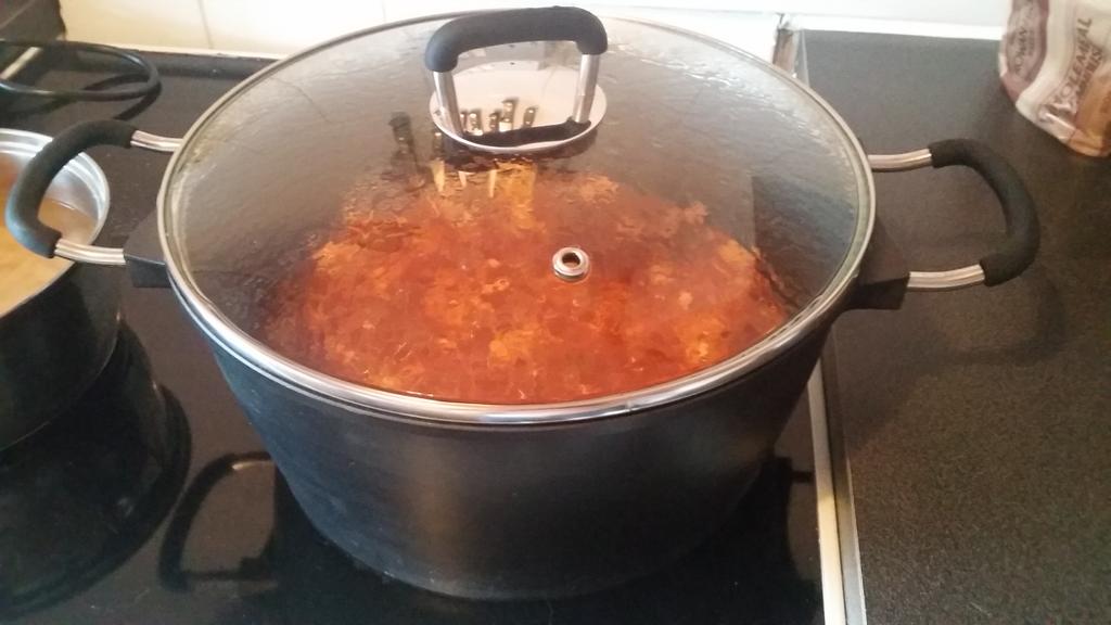 saveandsavour's tweet image. 💗new cookware, this cast aluminium pot is courtesy of @LidlUK &amp;amp; is cooking up chilli con carne a treat! #cookingnerd