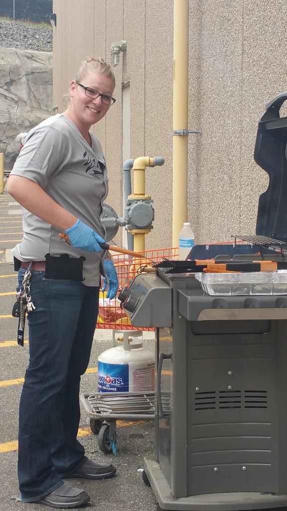 MeganStarNJ's tweet photo. Tailgating for the associates at 0959 http://t.co/skeXIKFvDu