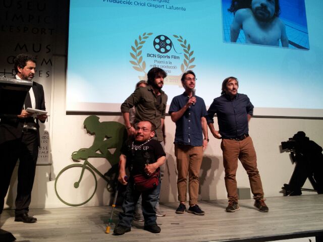 academiacinecat's tweet photo. .@glanceupdoc recull el premi a la millor producció catalana al @bcnsportsfilm http://t.co/0UwbvgfqnG