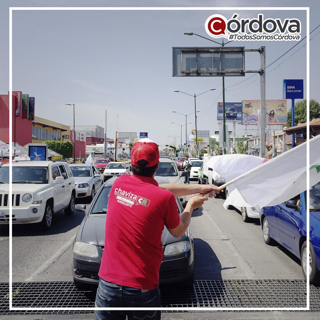 SomosCordova's tweet photo. ¡Gran apoyo de los jóvenes al Dr. @JACVillalobos en distintos cruceros de la ciudad! 😃👍 #TodosSomosCórdova http://t.co/xUC9bC6ccJ