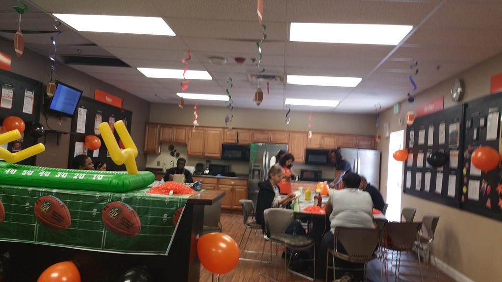 MeganStarNJ's tweet photo. 0959 associates enjoying the tailgating party! @JahnJoyce @MattKeatinghd http://t.co/JZkbbOJy4H