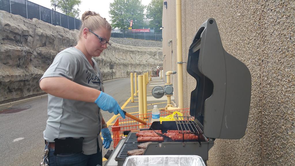 MeganStarNJ's tweet photo. Kepping the grillin going for 0959 @MattKeatinghd @JahnJoyce @SoniaDacm121003 http://t.co/VhD3NFd3NL