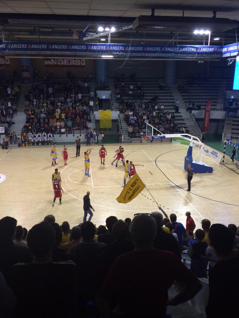 Etoile_D_Or's tweet photo. Fin du temps réglementaire 57-57 à #Angers vs @PABAOfficiel #PlayOffs #basket http://t.co/lPDKKoUYQx