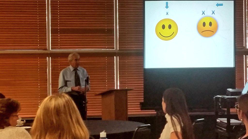 AzBloodCancer's tweet image. Packed house listening to Dr. Boxer from @ArizonaOncology re: #CLL and explaining B-cell receptors to patients.