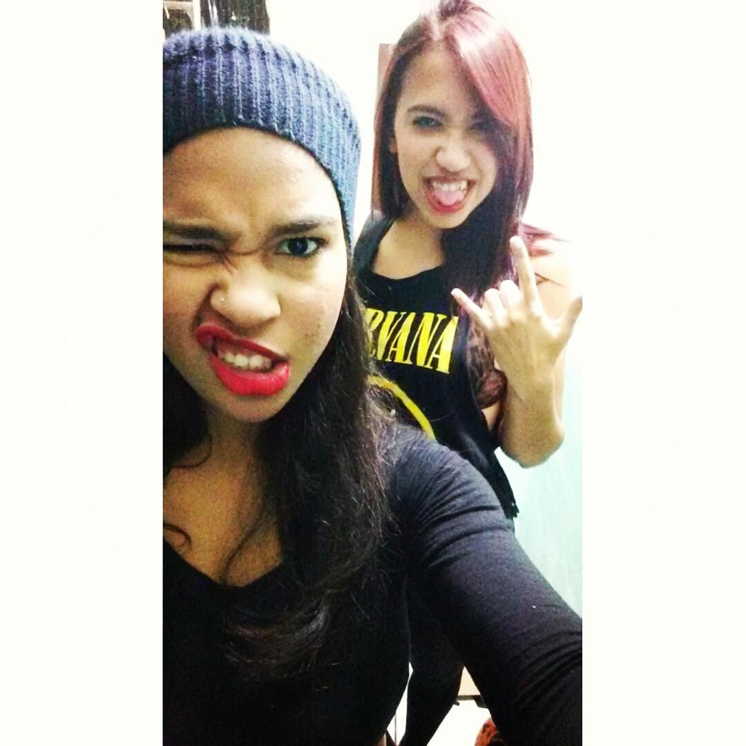 VehRonnie's tweet photo. Sobre Ontem: Ainda sóbrias mas que outs foi aquela ? #ZonaPunk #SantoRamos #SddsDaBahiaNaOuts #Friday @ClubeOuts http://t.co/Y0VLSQ4niZ
