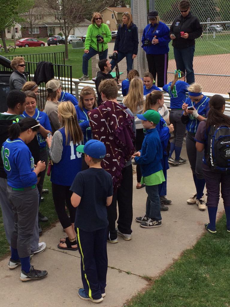 DBarlament's tweet photo. Tritons walk away with 2 wins on senior day❤️😄⚾️💚💙 http://t.co/iBSgbGUn4t