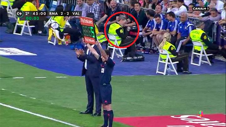 MPlusDeportes's tweet photo. Cinco de añadido. Al vigilante de seguridad le gusta esto. http://t.co/5sJvWzdQgI