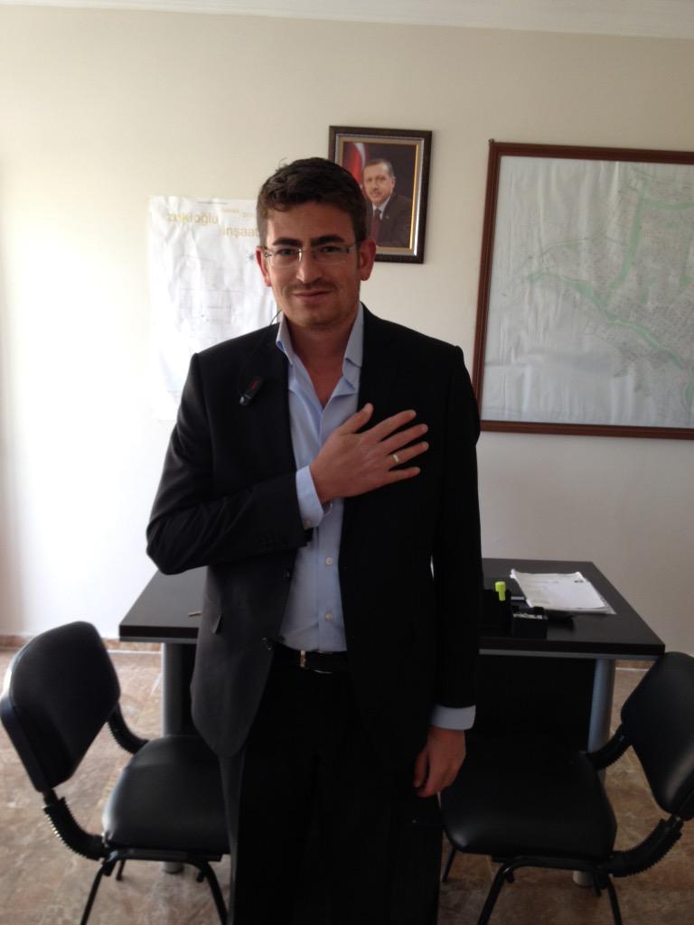 Biz dini mekkeli bir yetimden,siyaseti rizeli bir   yigitten öğrendik.. 
 #BaşkanlıkİçinGençlik