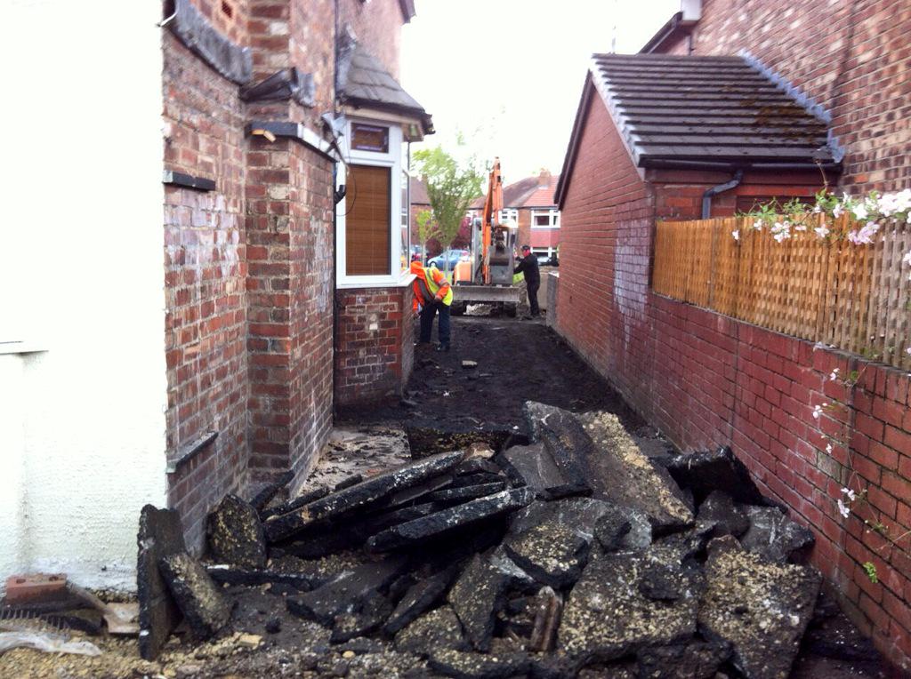 redlinedevelop1's tweet photo. Big rip out / prepping to be ready for a 6000+ #Blockpaving job tomorrow in #Cheshire
http://t.co/gf9OeH0CKa 💪 http://t.co/AOvsJdkgDC