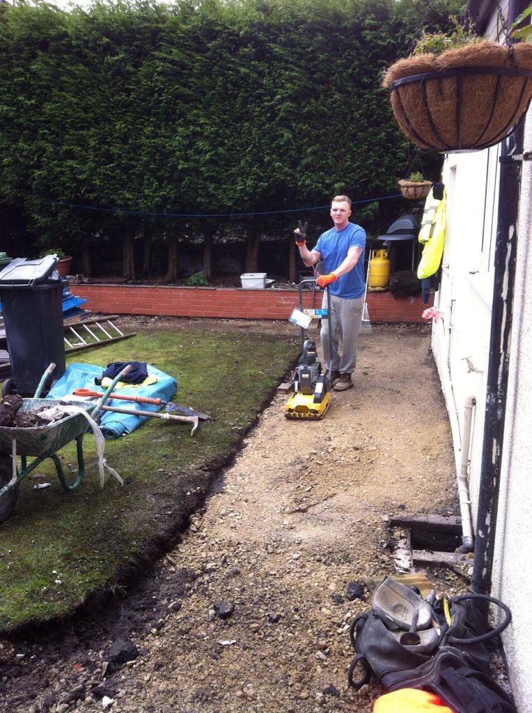 redlinedevelop1's tweet photo. Big rip out / prepping to be ready for a 6000+ #Blockpaving job tomorrow in #Cheshire
http://t.co/gf9OeH0CKa 💪 http://t.co/AOvsJdkgDC