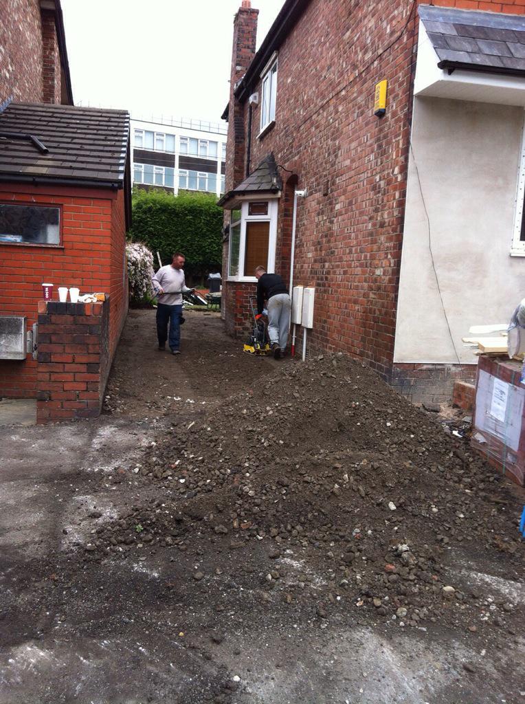 redlinedevelop1's tweet photo. Big rip out / prepping to be ready for a 6000+ #Blockpaving job tomorrow in #Cheshire
http://t.co/gf9OeH0CKa 💪 http://t.co/AOvsJdkgDC