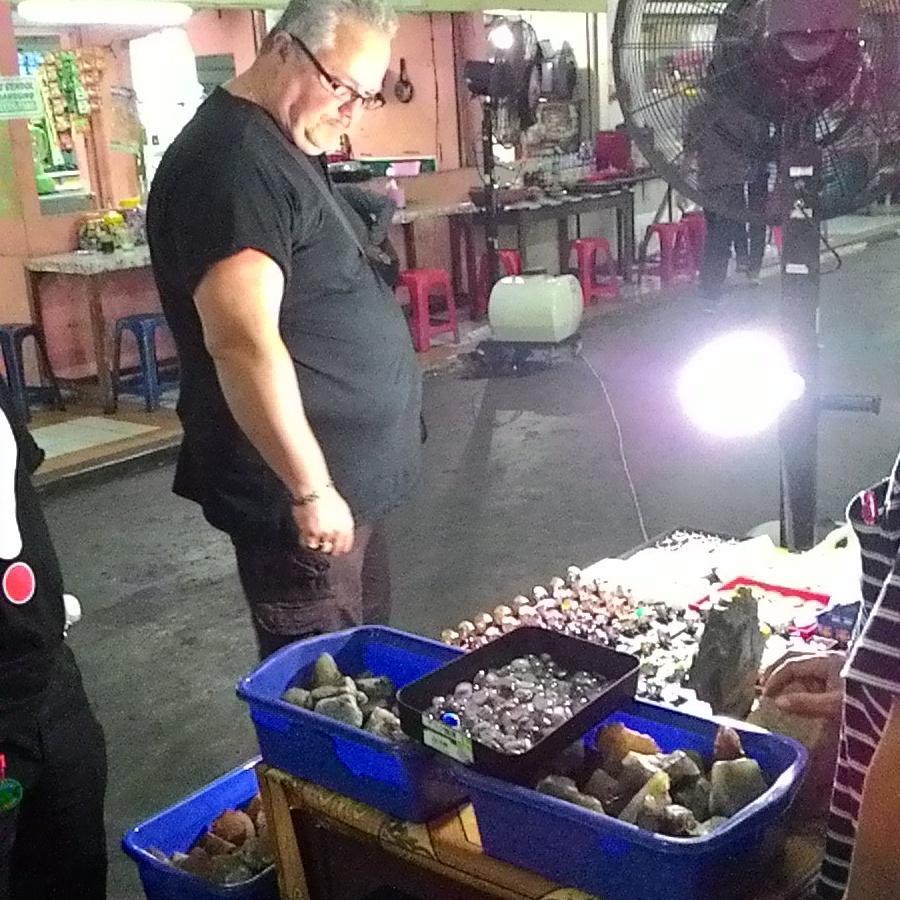 Pengunjung bazar tak hanya di minati oleh masyarakat indonesia saja