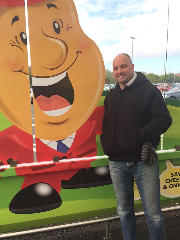 rtminty's tweet photo. @MrTaytoNI landed in sunny Belfast this morning and hubby greeted by a familiar face at the airport! Good to be home! http://t.co/wiGDs4lveD