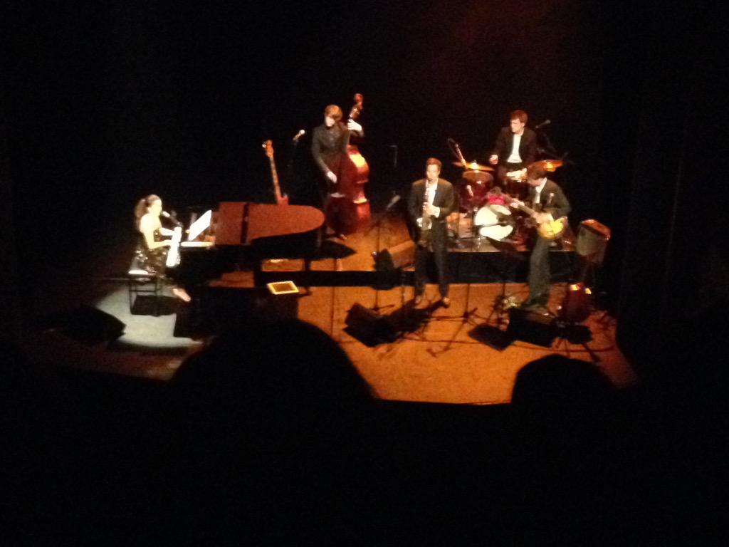 Bartman_1214's tweet photo. Geweldig concert van #Karsu in de Kleine Komedie. Prachtige nummers vol liefde en #verlangen in het Engels en #Turks. http://t.co/pN0SFZfSrl