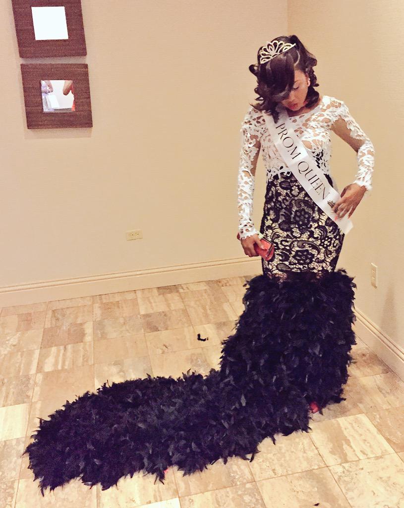 __fvqkYOU's tweet photo. I'm not a competitor 😌 Miami Central 2015 PROM QUEEN 👑💃🏽 #prompics2015 #prom2k15 #MiamiDoItBetter http://t.co/XpELl6CWIj