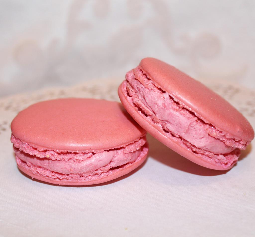 MVMDelicacies's tweet image. #RaspberryMacarons #dessert #macaroning #cookies #buttercream #frenchmacarons