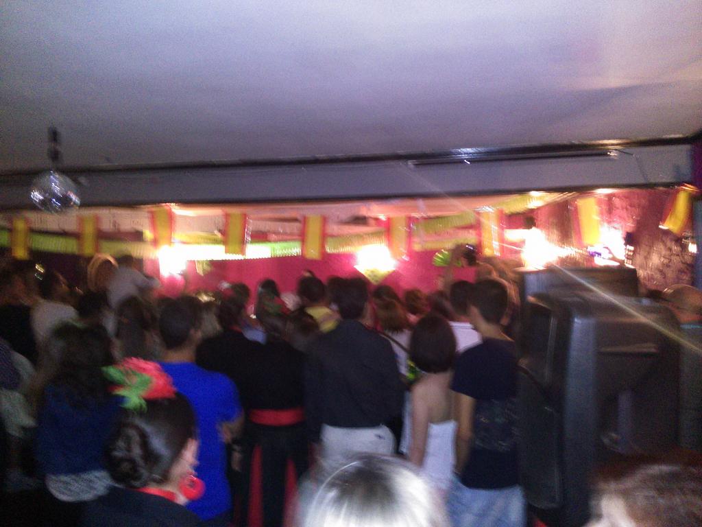 Pub_Brooklyn's tweet photo. Así tenemos el #PubBrooklyn a estas horas!!! Y lo q nos queda!!! #Goo http://t.co/obNv49TtZ2