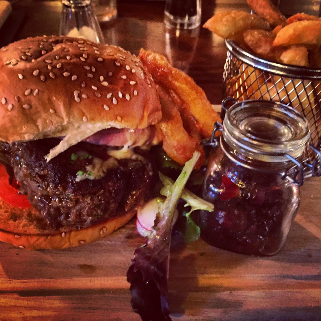 Gemlou31's tweet photo. 😋 mmmmmmmm - northern burger! 😍 http://t.co/SZidjjZWF3