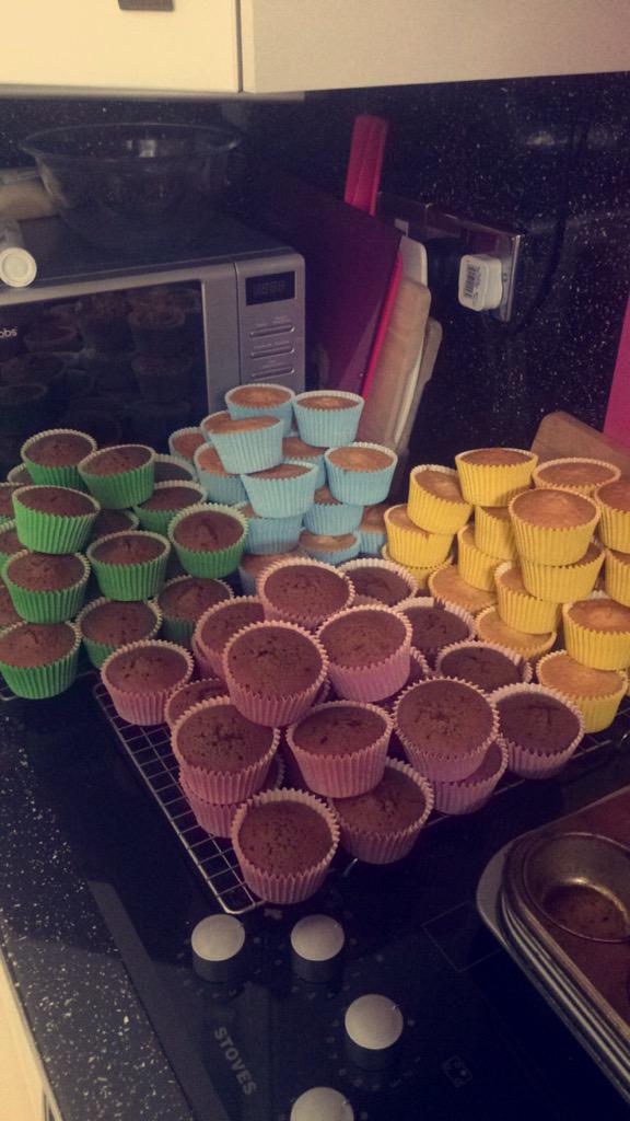 jaynemurph's tweet photo. Ever wondered what 100 cupcakes looked like?!? #cakemarathon http://t.co/NBsFoo2Qtm