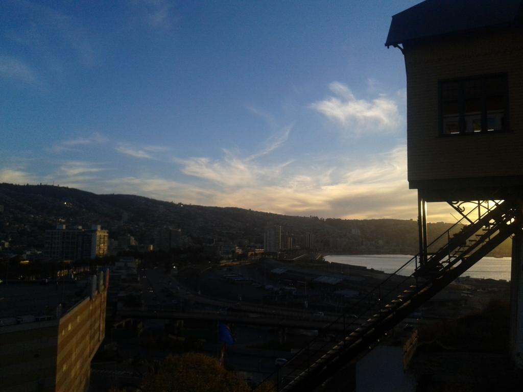 KriegerFenixAAA's tweet photo. #Valparaiso #Cerros #AscensorBaron #Atardecer http://t.co/q5UD3xDxkB