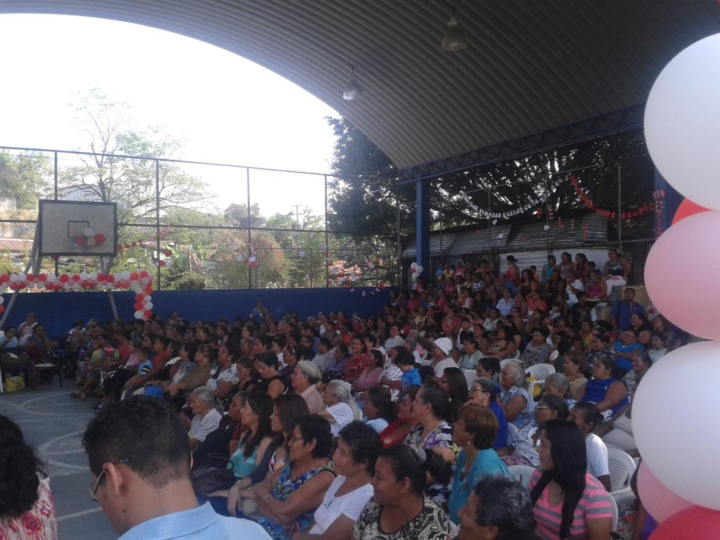 frangaray's tweet photo. En celebración del día de la madre en el centro de convivencia Pedro Pablo Castillo @alcaldia_ss @imj_ss http://t.co/JGFFc1c4O3