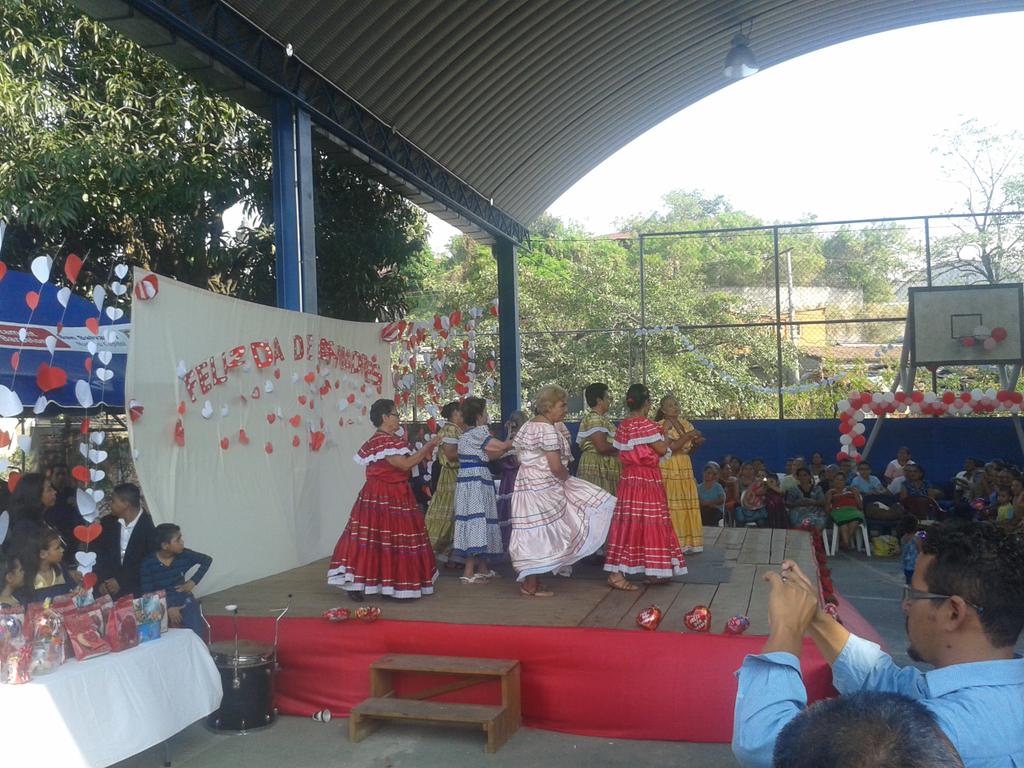 frangaray's tweet photo. En celebración del día de la madre en el centro de convivencia Pedro Pablo Castillo @alcaldia_ss @imj_ss http://t.co/JGFFc1c4O3