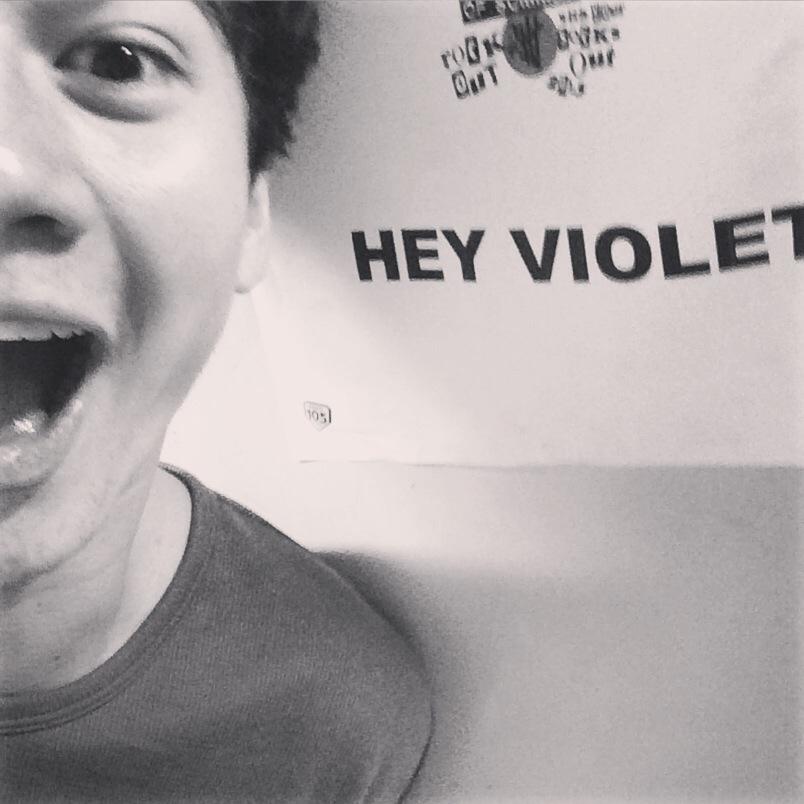 Calum5SOS's tweet photo. My fav band @HeyViolet http://t.co/GZ45dNrmXw