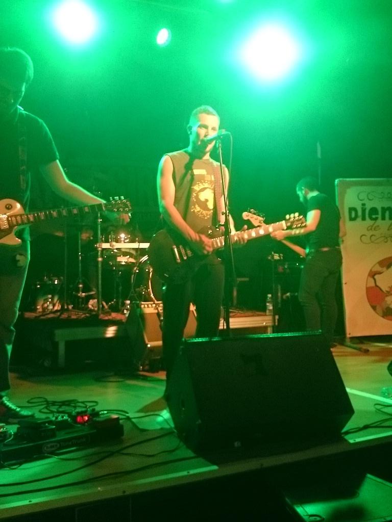 oierluuna's tweet photo. Conciertazo de @DientesdeLuna http://t.co/JvynavZd7n
