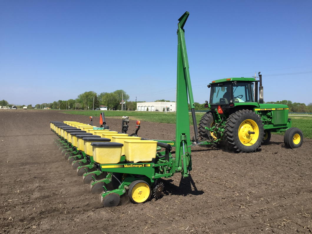 MHommez's tweet photo. Awesome corn yield trial going in today at Emmetsburg!  Thanks @MaxYieldSeed! #WinFieldInsight http://t.co/UJPTLzclIG