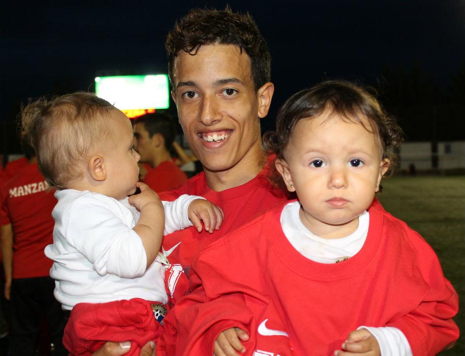 UDSantaMarta's tweet photo. Una celebración de ascenso con una compañía así es de Primera @palomi7 http://t.co/c2VfHzbJ6e