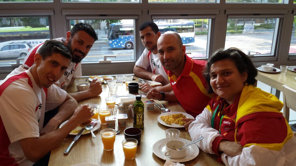 FisioSGM's tweet photo. 6:30 de la mañana en pie y a desayunar.Hoy se entrena pronto!con @sergiocano_rdgz @espedoc @galan89 @JoseCarratala http://t.co/c9dAmS1Mzn