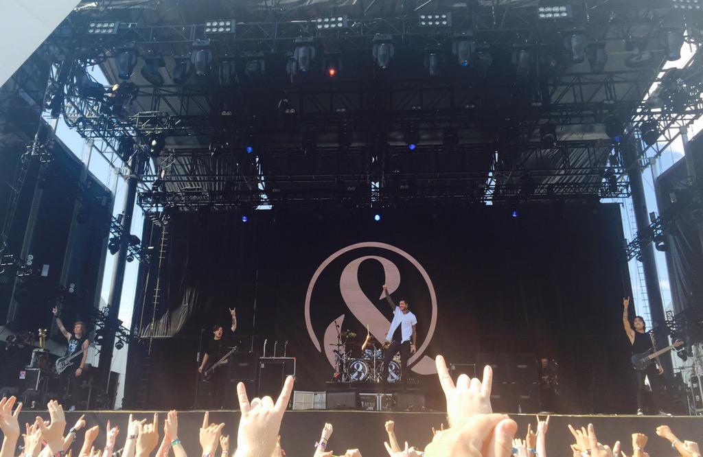 rockinriousa's tweet photo. Horns up for @OMandM on the @MBUSA #EvolutionStage. http://t.co/keYro5i72d