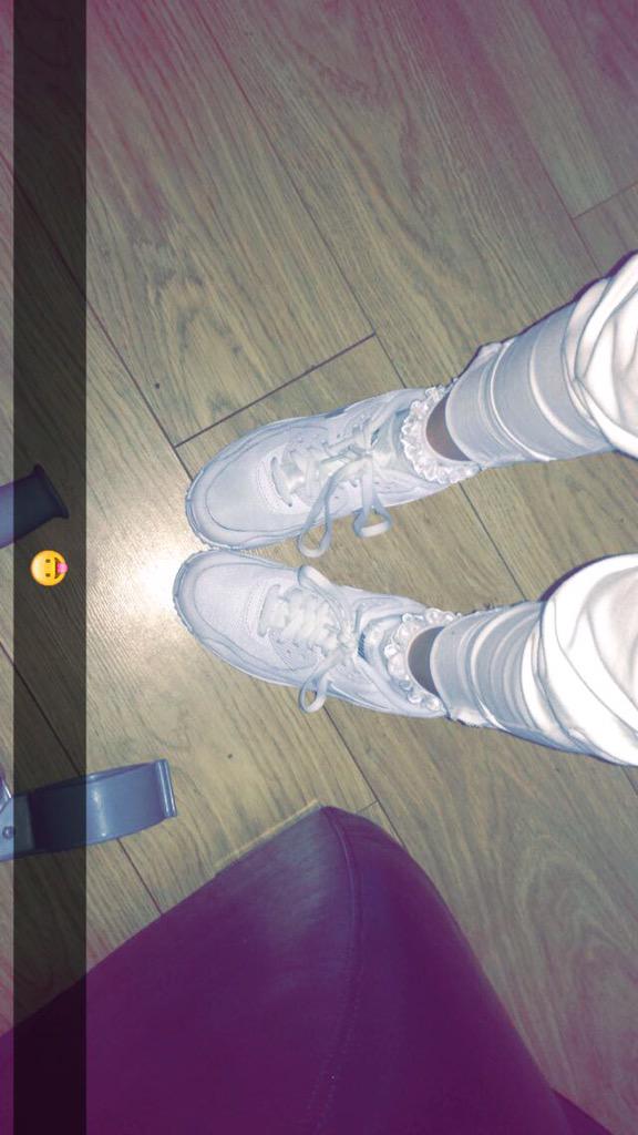annamorrissey's tweet photo. My shoes ππ #rosheruns #whiteairmax http://t.co/3YfGiWcH67