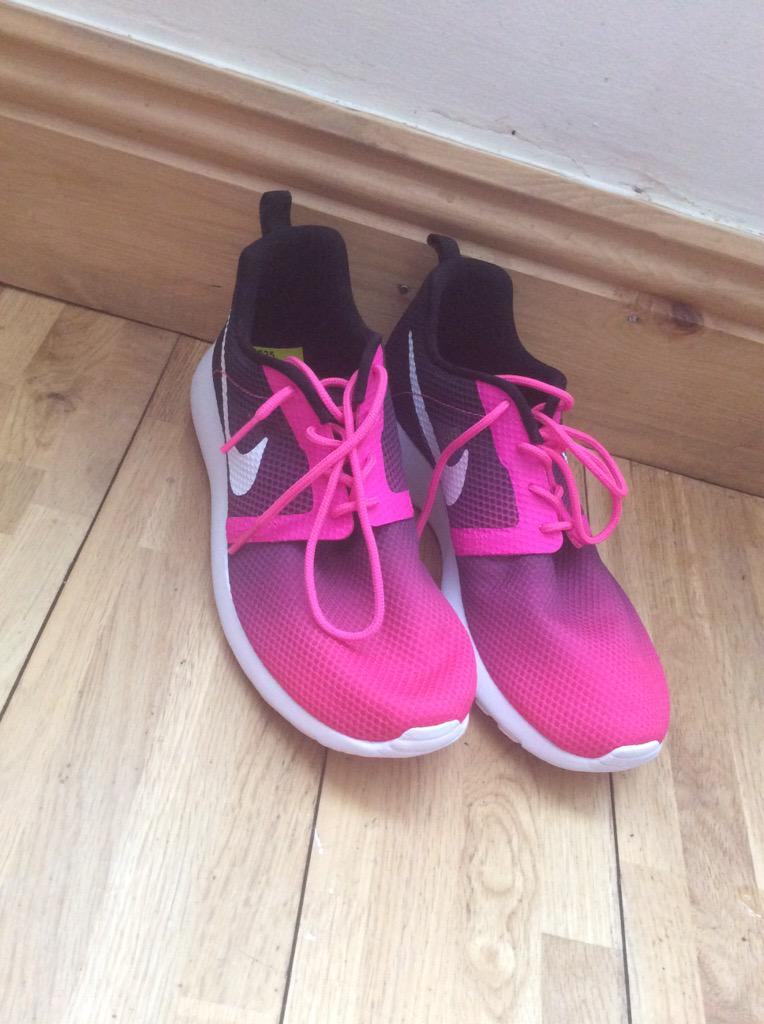 annamorrissey's tweet photo. My shoes ππ #rosheruns #whiteairmax http://t.co/3YfGiWcH67