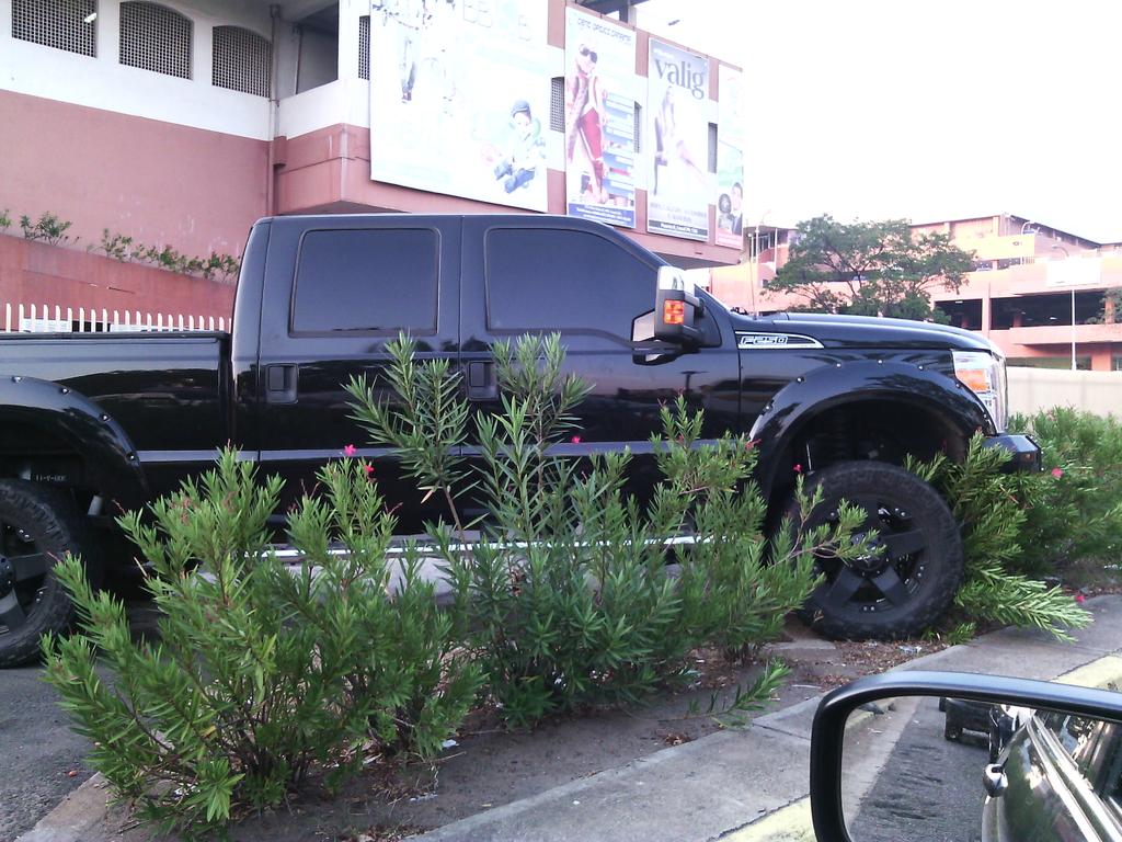 andresizquierdo's tweet photo. Así aparcan algunos "ciudadanos" en Puerto Ordaz. Sábado 9/may/15 http://t.co/pvM4udU6GK