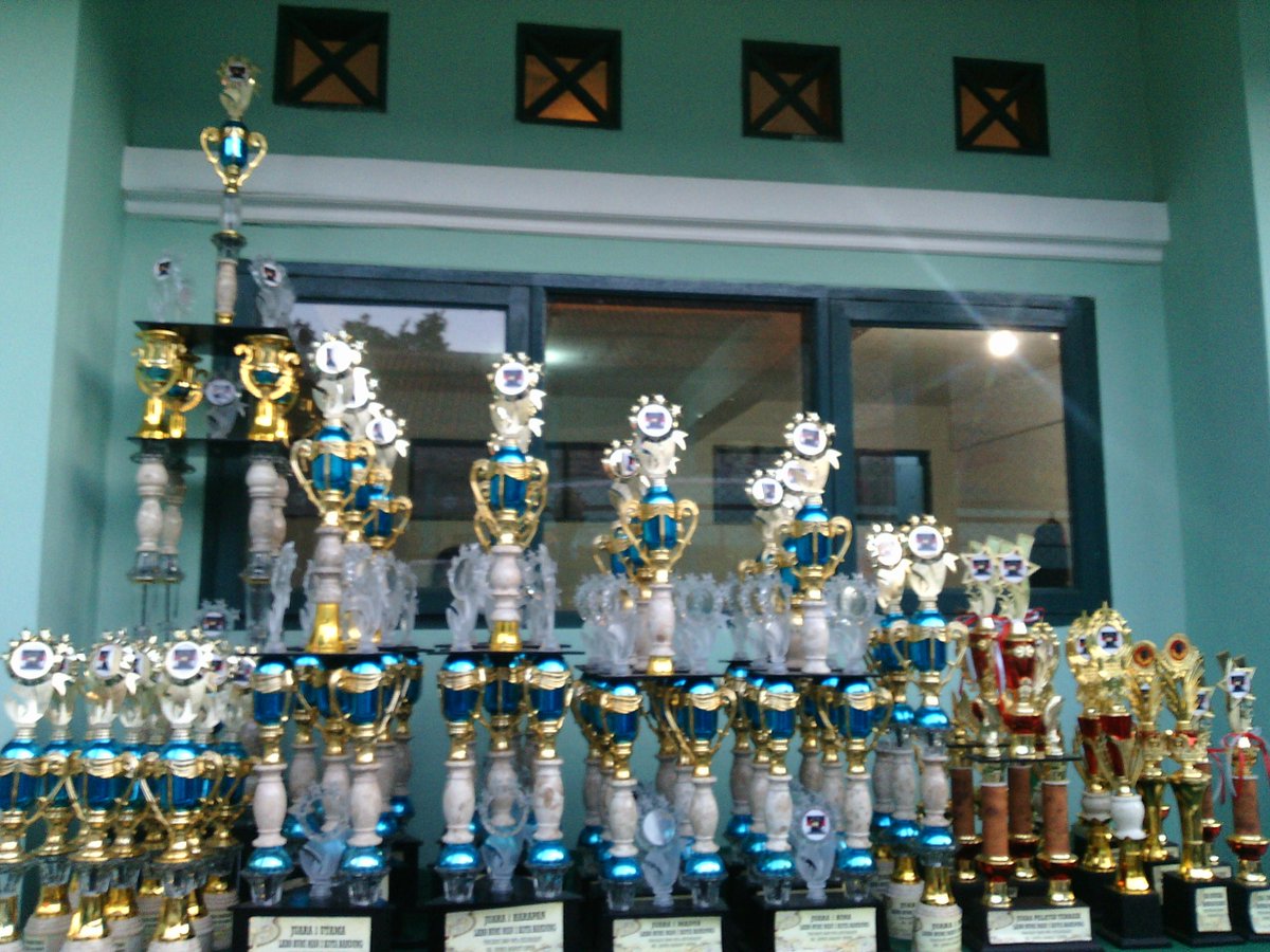 Ini dia piala serta penghargaan yang akan menjadi kebanggaan bagi kalian sang pemenang. Lomba LKBB #FANSPECTA3