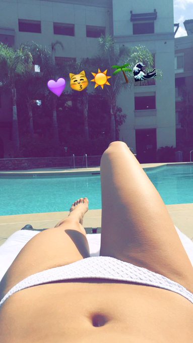 Laying out smoking my melon hookah pen ☺️ http://t.co/1grYHXfENU<a href="/tag/allgirlsway"class="tags"><span>#allgirlsway</span></a>