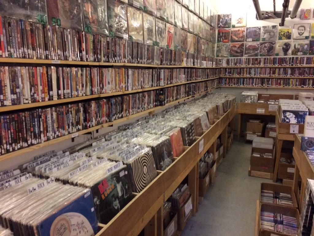 VinnyKodaline's tweet photo. Only in Seattle a couple of hours and already been to 2 great record stores #NeptuneRecords #EasyStRecords http://t.co/PAyY5Yqbml