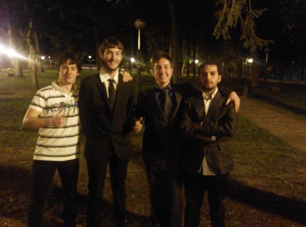 larrea_ruiz's tweet photo. Buena noche la de ayer @aitor1921 , @carreras97 , @garieldeotazu @Ivan_Luzuriaga y @josebasmh http://t.co/MDX00iak3M