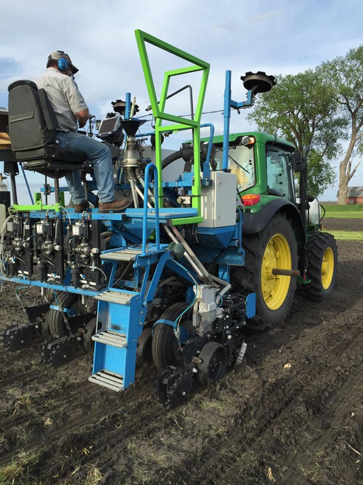 MHommez's tweet photo. Britt Answer Plot is getting planted!  #WinFieldInsight #Plant15 http://t.co/3ftt7zRTbd