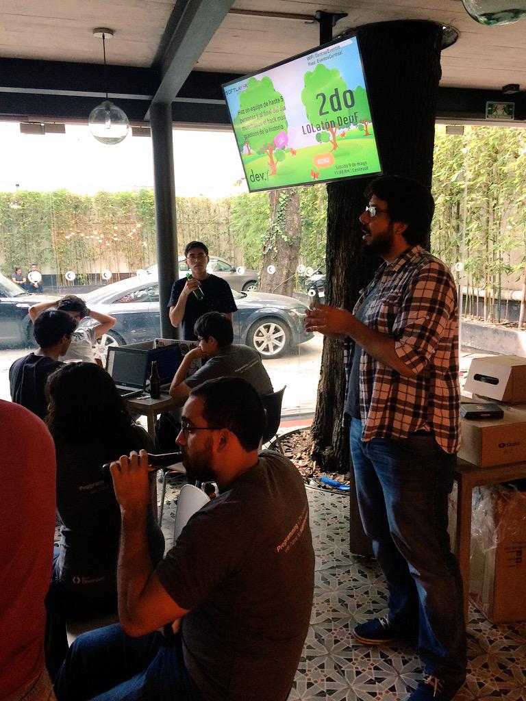 devflatam's tweet image. Hoy en #LOLatón Dev.F. cayeron @emartinborregon @FlyerIO y @pingstamp e hicieron pitch de sus startups a los hackers.
