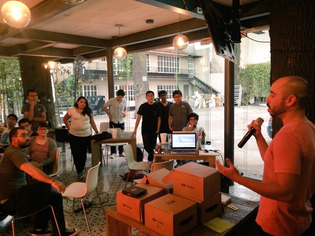 devflatam's tweet image. Hoy en #LOLatón Dev.F. cayeron @emartinborregon @FlyerIO y @pingstamp e hicieron pitch de sus startups a los hackers.