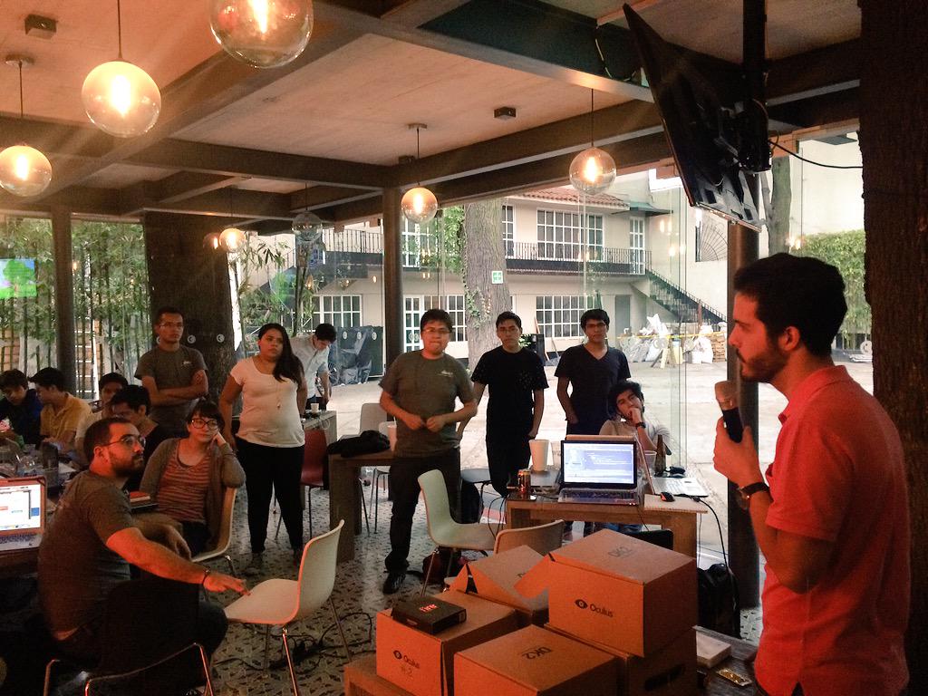 devflatam's tweet image. Hoy en #LOLatón Dev.F. cayeron @emartinborregon @FlyerIO y @pingstamp e hicieron pitch de sus startups a los hackers.