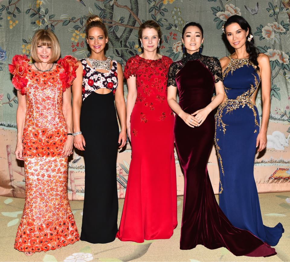 JenLawFilms's tweet image. #BOTWeek
NEW pic of the #MetGala co-chairs Jennifer Lawrence, Anna Wintour, Marissa Mayer, Gong Li and Wendi Murdoch