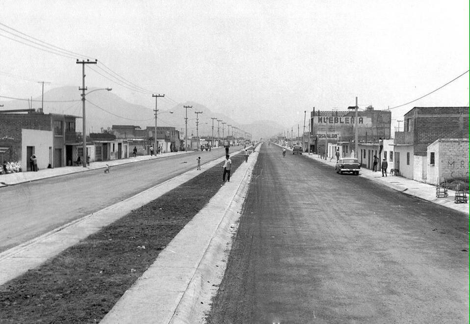 YunuemW's tweet photo. .@cdmexeneltiempo nos comparte una foto de la avenida Tepozanes, de nuestro #Nezahualcóyotl, a inicios de los setenta http://t.co/nbOI94w3Fc
