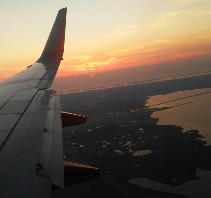 Watching the #sunset #skyhigh #flying #saturdaymotivation going #home finallyyyy. Hello Florida http://t