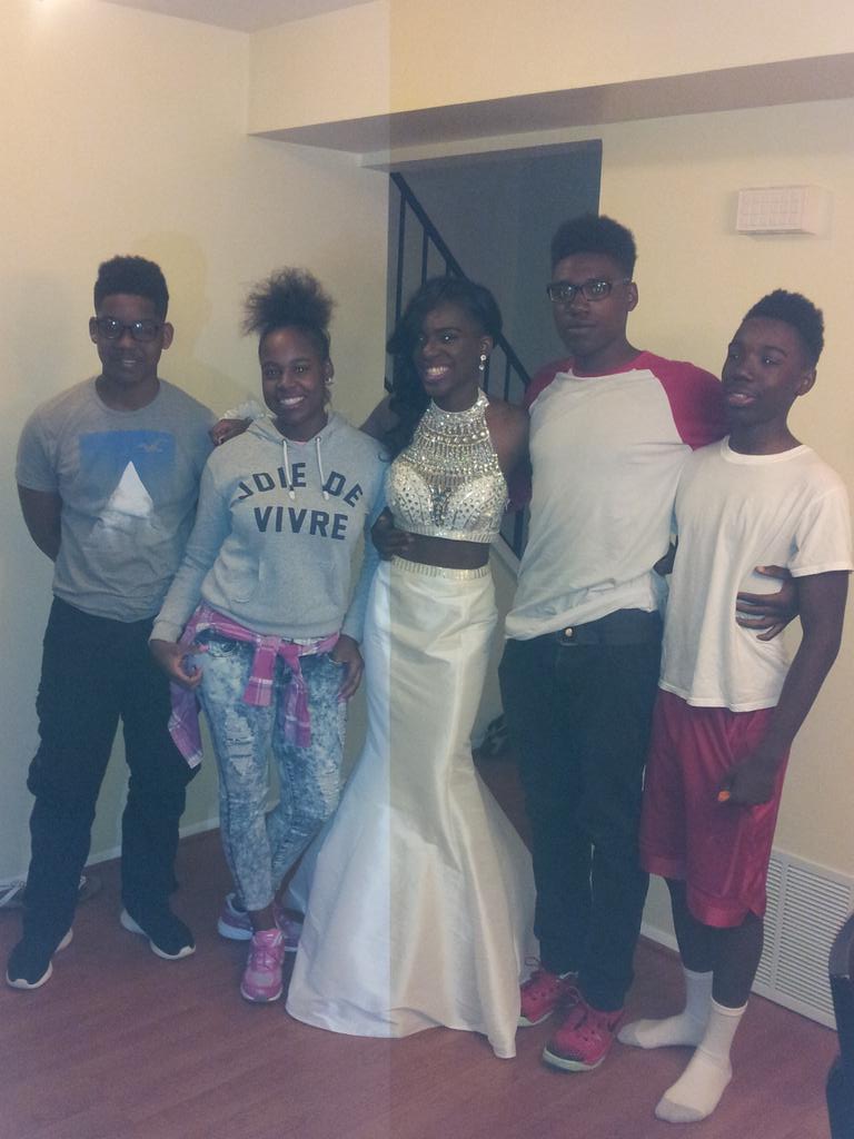 MIRROR_MIRAH's tweet photo. The original gang #cityprom #prom2k15 http://t.co/VWT8FIyZtH