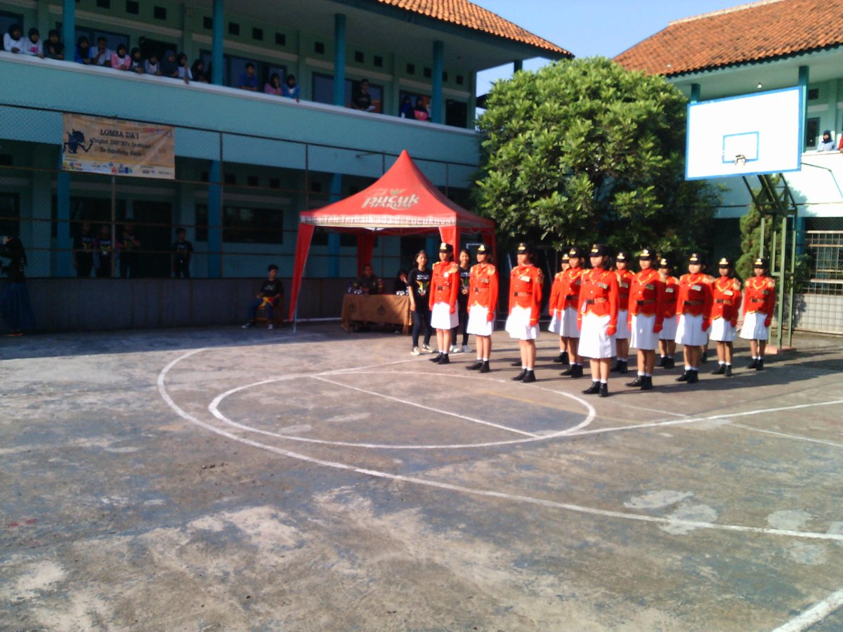 Peserta 1 lomba LKBB, Menunjukkan Aksi Berbarisnya.