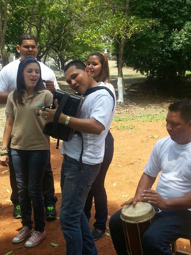 hechoenpma's tweet photo. Arrancó el #TiraYJala papa chichi y comenzaron las pruebas ¿Lograrán superarlas, quién ganará? http://t.co/YUzGebChJo
