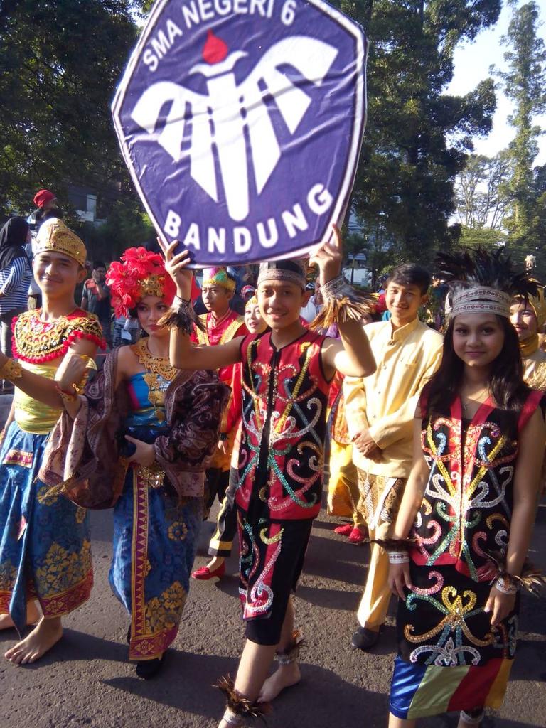 Osis SMAN 6 Bandung. Mengikuti karnaval dalam rangka hardiknas di CFD